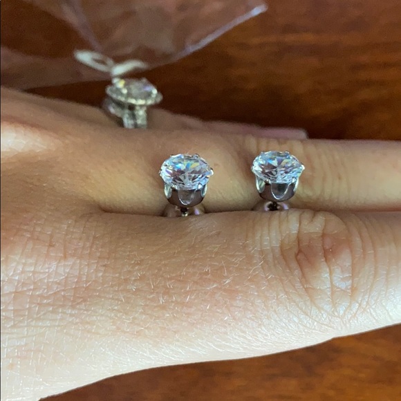 Studded earrings - Picture 2 of 4